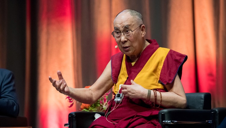 Seine Heiligkeit der Dalai Lama spricht anlässlich des Symposiums über Gewaltlosigkeit und Frieden im Darmstadtium, in Darmstadt, Deutschland am 19. September 2018. Foto: Manuel Bauer