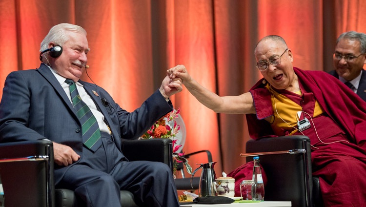 Seine Heiligkeit der Dalai Lama mit Lech Walesa von Polen am Symposium über Gewaltlosigkeit und Frieden in Darmstadt, Deutschland am 19. September 2018. Foto: Manuel Bauer