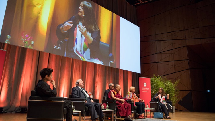 Rebecca Johnson, Friedensnobelpreisträgerin von der ICAN, am Symposium über Gewaltlosigkeit und Frieden in Darmstadt, Deutschland am 19. September 2018. Foto: Manuel Bauer