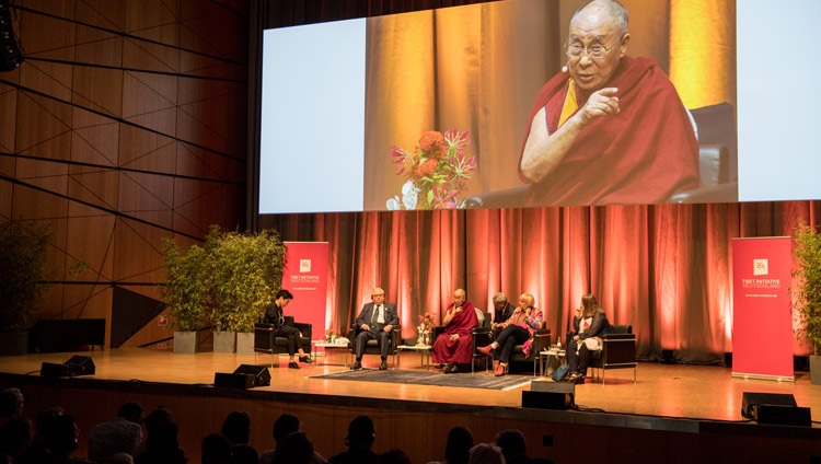 Seine Heiligkeit der Dalai Lama im Gespräch mit der Moderatorin am Symposium über Gewaltlosigkeit und Frieden in Darmstadt, Deutschland am 19. September 2018. Foto: Manuel Bauer
