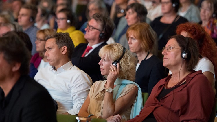 Das Publikum während des Symposiums über Gewaltlosigkeit und Frieden eine Frage – in Darmstadt, Deutschland am 19. September 2018. Foto: Manuel Bauer