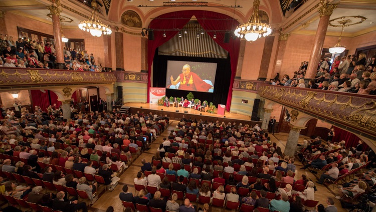Seine Heiligkeit der Dalai Lama spricht am Podium mit Wissenschaftlern über ‚Glück & Verantwortung‘ in Heidelberg, Deutschland am 20. September 2018. Foto: Manuel Bauer