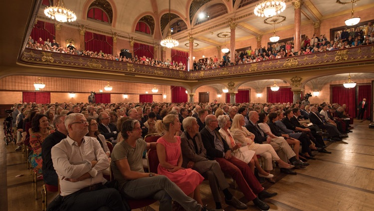 Das Publikum verfolgt die Gespräche zwischen Seiner Heiligkeit dem Dalai Lama und den Wissenschaftlern in Heidelberg, Deutschland am 20. September 2018. Foto: Manuel Bauer
