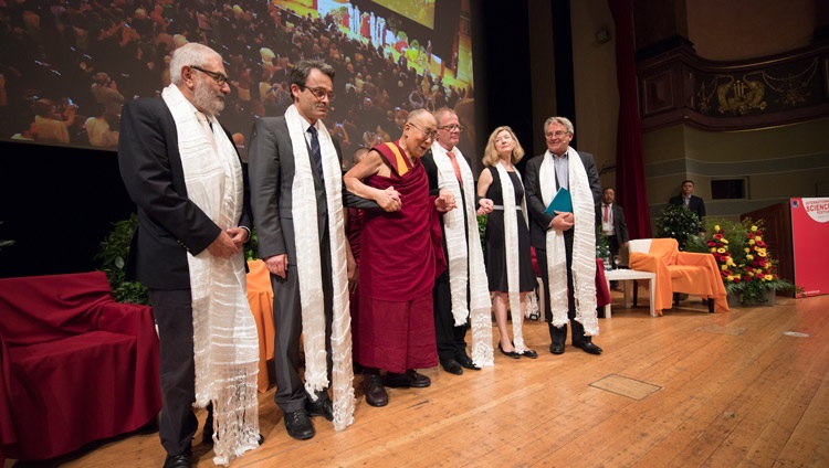 Seine Heiligkeit der Dalai Lama mit den Wissenschaftlern und den Gastgebern vom Gespräch über ‚Glück & Verantwortung‘ in Heidelberg, Deutschland am 20. September 2018. Foto: Manuel Bauer