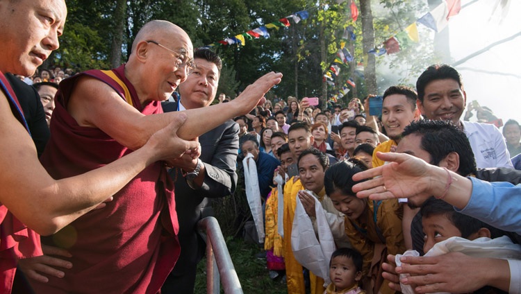 Seine Heiligkeit der Dalai Lama bei der Ankunft am Tibet-Institut in Rikon, Schweiz am 21. September 2018. Foto: Manuel Bauer
