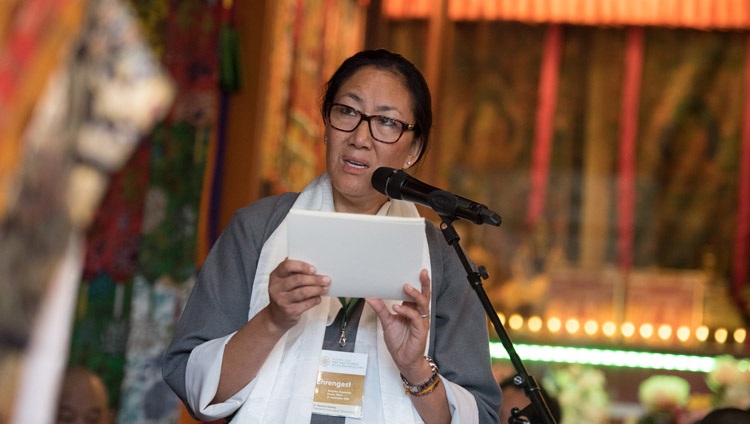 Dr. Karma Lobsang, Präsidentin des Stiftungsrates des Tibet-Instituts, begrüsst Seine Heiligkeit den Dalai Lama im Institut in Rikon, Schweiz am 21. September 2018. Foto: Manuel Bauer