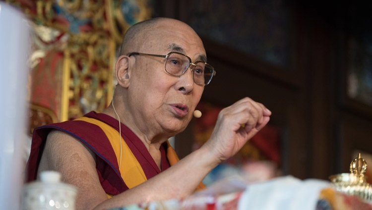 Seine Heiligkeit der Dalai Lama spricht nach der religiösen Zeremonie im Tibet-Institut in Rikon am 21. September 2018. Foto: Manuel Bauer