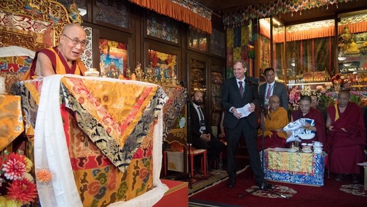 Seine Heiligkeit der Dalai Lama reagiert auf die Dankesworte von Philip Hepp, Geschäftsführer des Tibet-Instituts in Rikon, Schweiz am 21. September 2018. Foto: Manuel Bauer