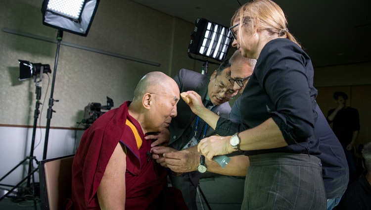 Seine Heiligkeit der Dalai Lama bereitet sich für das Interview mit dem Schweizer Fernsehen vor – in Zürich, Schweiz am 22. September 2018. Foto: Manuel Bauer