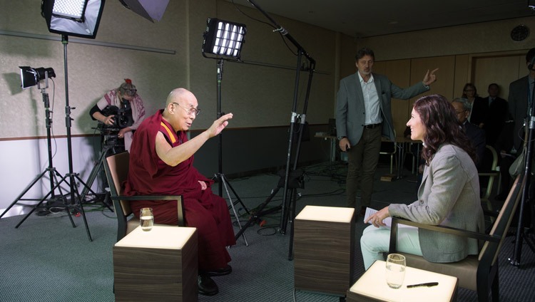 Seine Heiligkeit der Dalai Lama im Gespräch mit Amira Hafner-Al Jabaji für die Sternstunde des SRF – in Zürich, Schweiz am 22. September 2018. Foto: Manuel Bauer