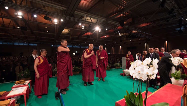 Seine Heiligkeit der Dalai Lama zollt seinen Respekt einer Buddha-Abbildung in der Eulachhalle, in Winterthur, Schweiz am 22. September 2018. Foto: Manuel Bauer