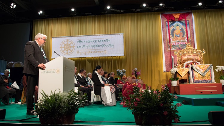 Michael Künzle, Gemeinderatspräsident Winterthur, bei seiner Rede anlässlich der Feierlichkeiten zum 50-jährigen Bestehen des Tibet-Instituts Rikon – in der Eulachhalle, Winterthur, Schweiz am 22. September 2018. Foto: Manuel Bauer