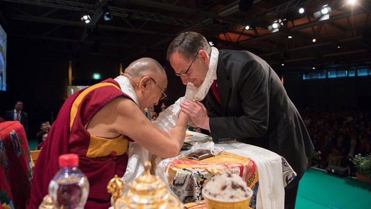 Seine Heiligkeit der Dalai Lama dankt Mario Fehr, Regierungsrat Zürich und langjähriger Freund Tibets, für seine Worte an der Jubiläumsfeier des Tibet-Instituts Rikon – in Winterthur, Schweiz am 22. September 2018. Foto: Manuel Bauer