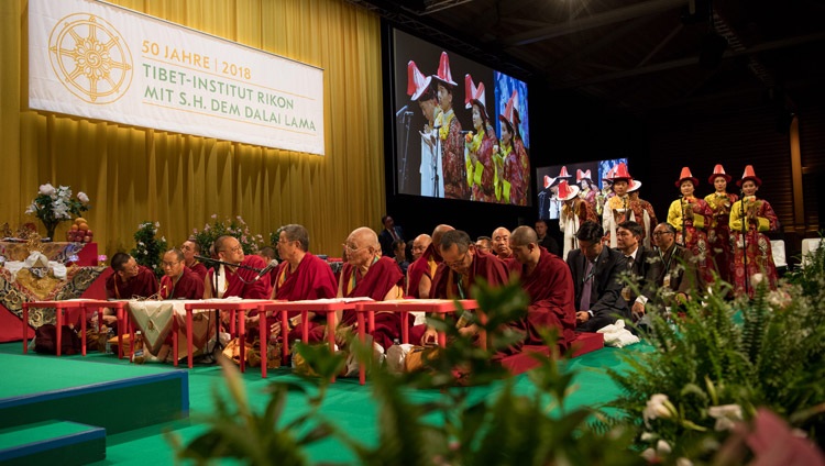 Junge Tibeterinnen und Tibeter tragen ein Lied an der Jubiläumsfeier des Tibet-Instituts Rikon von – in Winterthur, Schweiz am 22. September 2018. Foto: Manuel Bauer