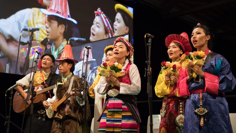Interpreten in den Kostümen der drei tibetischen Provinzen an der Jubiläumsfeier des Tibet-Instituts Rikon in der Eulachhalle, Winterthur, Schweiz am 22. September 2018. Foto: Manuel Bauer
