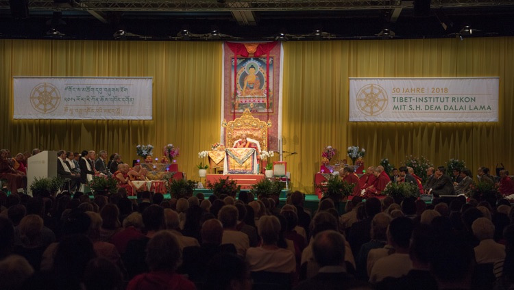Ein Blick auf die Bühne während der Jubiläumsfeier des Tibet-Instituts Rikon mit Seiner Heiligkeit dem Dalai Lama – in Winterthur, Schweiz am 22. September 2018. Foto: Manuel Bauer