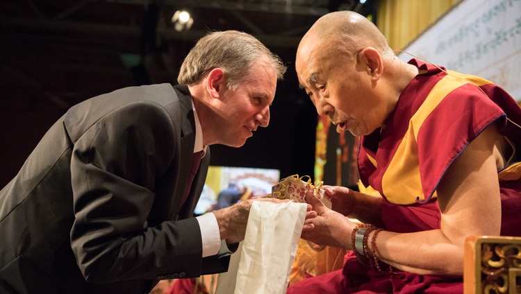 Philip Hepp, Geschäftsführer des Tibet-Instituts Rikon, bedankt sich mit einer Schweizer Uhr bei Seiner Heiligkeit dem Dalai Lama – in Winterthur, Schweiz am 22. September 2018. Foto: Manuel Bauer