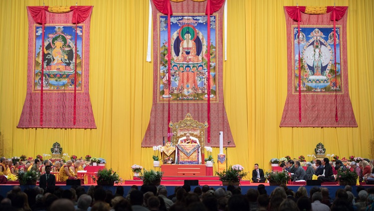 Ein Blick auf die Bühne während der Unterweisung von Seiner Heiligkeit dem Dalai Lama im Hallenstadion, Zürich, Schweiz am 23. September 2018. Foto: Manuel Bauer