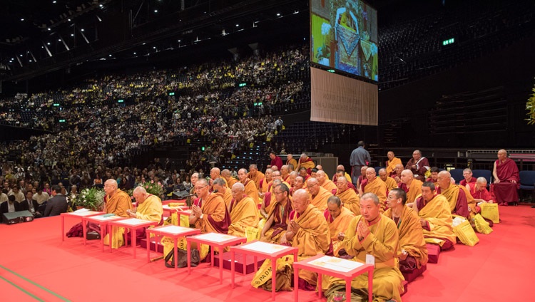 Die Mönchsgemeinschaft verfolgt die Unterweisung von Seiner Heiligkeit dem Dalai Lama im Hallenstadion, Zürich, Schweiz am 23. September 2018. Foto: Manuel Bauer