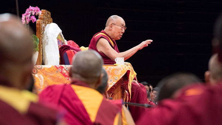 Seine Heiligkeit der Dalai Lama spricht vor der tibetischen Gemeinschaft im Hallenstadion, Zürich am 23. September 2018. Foto: Manuel Bauer