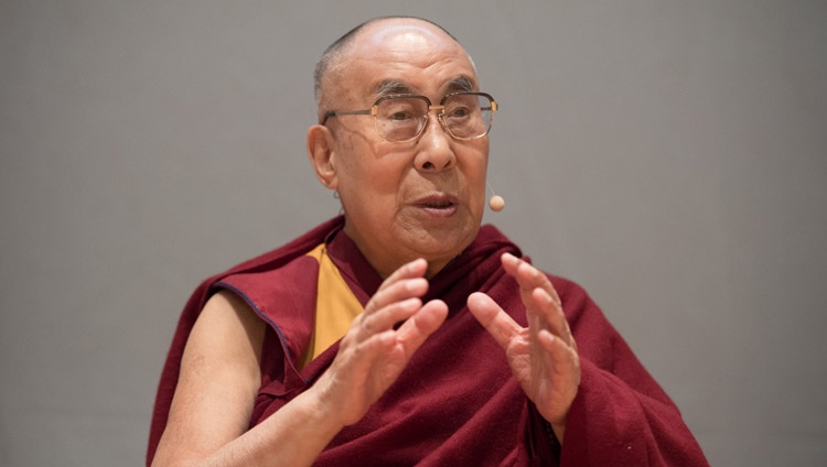 Seine Heiligkeit der Dalai Lama spricht am Symposium ‚Universal Values & Education‘ in Winterthur, Zürich am 24. September 2018. Foto: Manuel Bauer