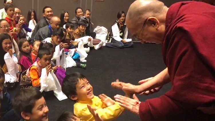 Seine Heiligkeit der Dalai Lama grüsst tibetische Kinder bei der Begegnung mit der tibetischen Gemeinde aus Skandinavien in Malmö, Schweden am 13. September 2018. Foto: Tseten Samdup Chhoekyapa