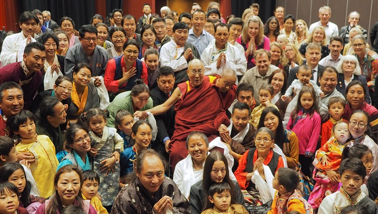 Seine Heiligkeit der Dalai Lama mit Mitglieder der tibetischen Gemeinde in Skandinavien und Unterstützern in Malmö, Schweden am 13. September 2018. Foto: Jeremy Russell