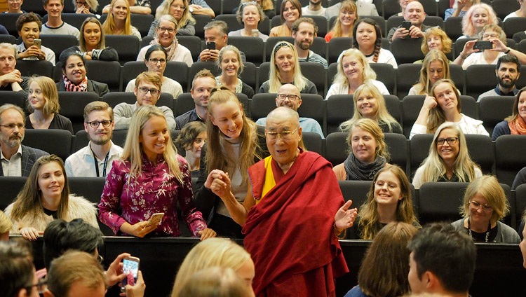 Seine Heiligkeit der Dalai Lama mit Studierenden der Malmö Universität in Malmö, Schweden am 13. September 2018. Foto: Jeremy Russell
