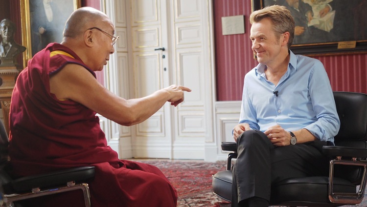 Seine Heiligkeit der Dalai Lama im Gespräch mit Talkmaster Frederic Skavlan im Rathaus in Malmö, Schweden am 13. September 2018. Foto: Jeremy Russell