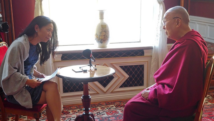 Seine Heiligkeit der Dalai Lama im Gespräch mit Johanna Saldert vom DI-Weekend Magazin im Rathaus in Malmö, Schweden am 13. September 2018. Foto: Jeremy Russell