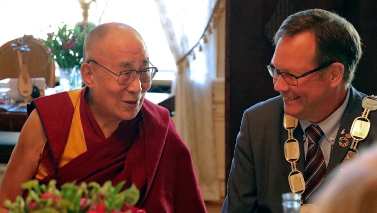Seine Heiligkeit der Dalai Lama und der Oberbürgermeister von Malmö beim gemeinsamen Mittagessen im Rathaus in Malmö, Schweden am 13. September 2018. Foto: Jeremy Russell