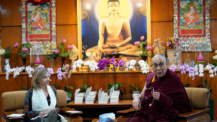 Seine Heiligkeit der Dalai Lama und Nancy Lindborg eröffnen die dritte Dialogrunde mit Jugendlichen aus Konfliktzonen in Dharamsala, HP, Indien am 25. Oktober 2018. Foto: Ehrw. Tenzin Jamphel