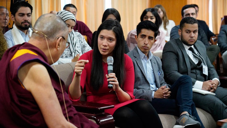 Eine Jugendliche stellt Seiner Heiligkeit dem Dalai Lama eine Frage während des Dialogs mit USIP Jugendlichen in Dharamsala, HP, Indien am 25. Oktober 2018. Foto: Ehrw. Tenzin Jamphel