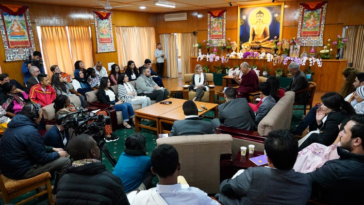 Seine Heiligkeit der Dalai Lama im Gespräch mit Jugendlichen aus Konfliktzonen während des dritten Dialogs veranstaltet von USIP - in Dharamsala, HP, Indien am 25. Oktober 2018. Foto: Ehrw. Tenzin Jamphel