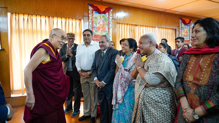 Seine Heiligkeit der Dalai Lama begrüsst die indischen Lehrkräfte und Schüler zu Beginn ihres Treffens in Dharamsala, HP, Indien am 30. Oktober 2018. Foto: Ehrw. Tenzin Jamphel