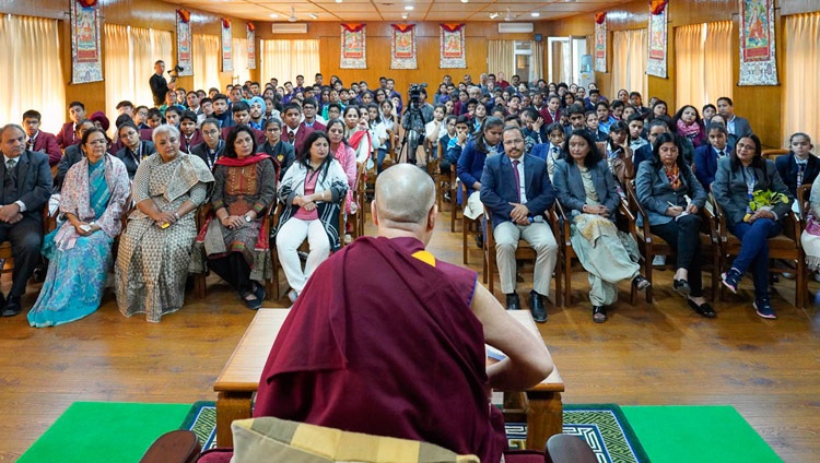 Seine Heiligkeit der Dalai Lama spricht zu über 140 indischen Schülern und ihren Lehrkräften in Dharamsala, HP, Indien am 30. Oktober 2018. Foto: Ehrw. Tenzin Jamphel