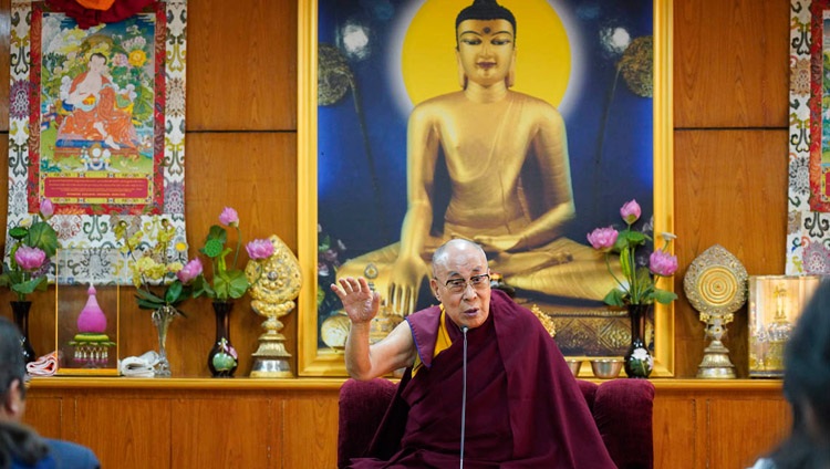 Seine Heiligkeit der Dalai Lama spricht zu über 140 indischen Schülern und ihren Lehrkräften in Dharamsala, HP, Indien am 30. Oktober 2018. Foto: Ehrw. Tenzin Jamphel