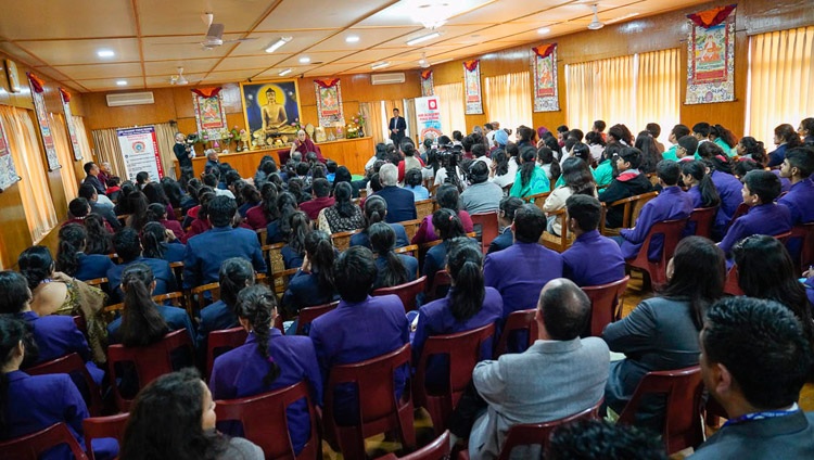 Über 140 Schülerinnen und Schüler sowie ihre Lehrkräfte sind im Dialog mit Seiner Heiligkeit dem Dalai Lama in seiner Residenz in Dharamsala, HP, Indien am 30. Oktober 2018. Foto: Ehrw. Tenzin Jamphel