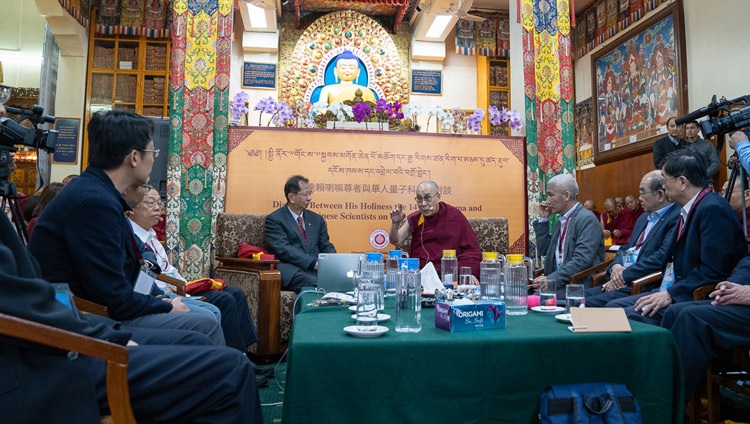 Seine Heiligkeit der Dalai Lama spricht zu Beginn des Dialogs mit chinesischen Wissenschaftlern über Quanteneffekte in Dharamsala, HP, Indien am 1. November 2018. Foto: Ehrw. Tenzin Jamphel
