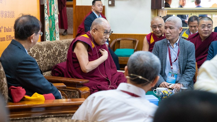 Seine Heiligkeit der Dalai Lama spricht zu Beginn des Dialogs mit chinesischen Wissenschaftlern über Quanteneffekte in Dharamsala, HP, Indien am 1. November 2018. Foto: Ehrw. Tenzin Jamphel