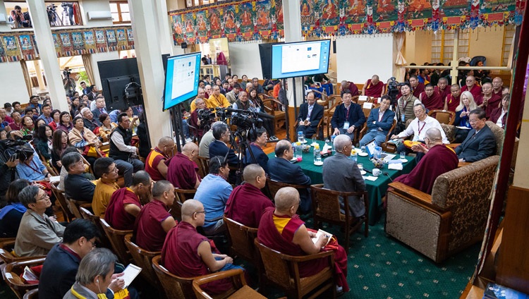 Ein Blick auf die Teilnehmenden des Dialogs zwischen Seiner Heiligkeit dem Dalai Lama und chinesischen Wissenschaftlern über Quanteneffekte in Dharamsala, HP, Indien am 1. November 2018. Foto: Ehrw. Tenzin Jamphel