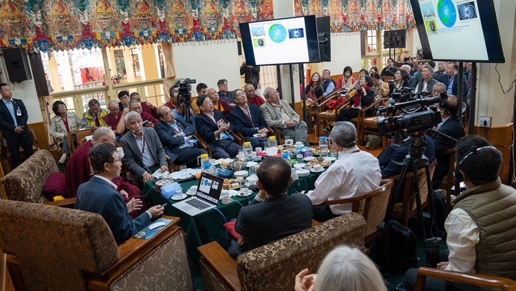 Dr. Yueh-Nan Chen während seines Vortrages „Von Quantenphysik zu Quantenbiologie“ am ersten Tag des Dialogs mit Seiner Heiligkeit dem Dalai Lama in Dharamsala, HP, Indien am 1. November 2018. Foto: Ehrw. Tenzin Jamphel