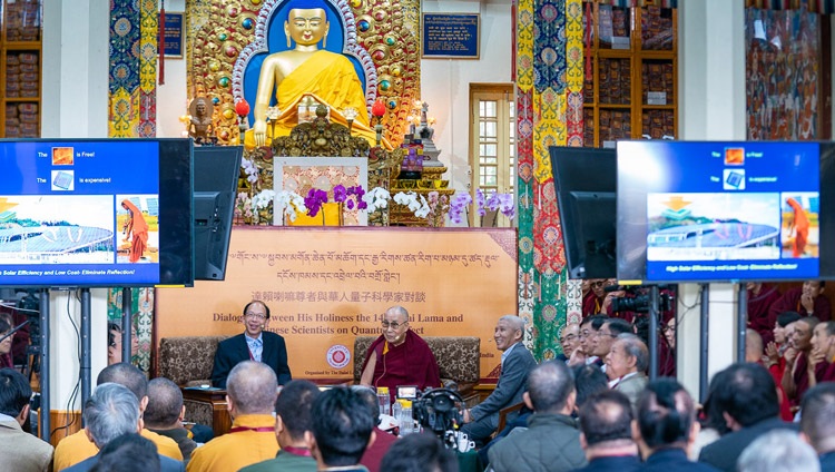 Dr. Shawn Y Lin erklärt eine moderne photonische Revolution während des Dialogs mit Seiner Heiligkeit dem Dalai Lama und chinesischen Wissenschaftlern in Dharamsala, HP, Indien am 1. November 2018. Foto: Ehrw. Tenzin Jamphel