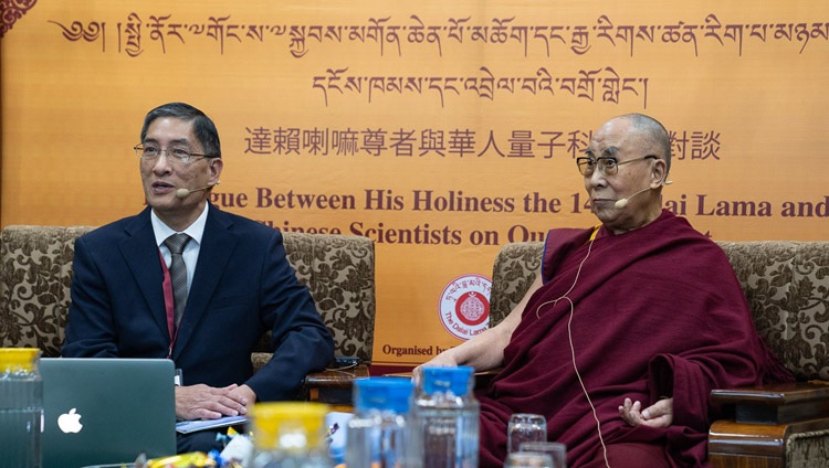 Moderator Prof. Albert M Chang begrüsst alle Teilnehmenden zum zweiten Tag des Dialogs über Quanteneffekte mit Seiner Heiligkeit dem Dalai Lama in Dharamsala, HP, Indien am 2. November 2018. Foto: Ehrw. Tenzin Jamphel