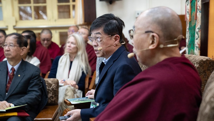 Dr. Ting-Kuo Lee spricht über Superleitung am Dialog über Quanteneffekte mit Seiner Heiligkeit dem Dalai Lama in Dharamsala, HP, Indien am 2. November 2018. Foto: Ehrw. Tenzin Jamphel