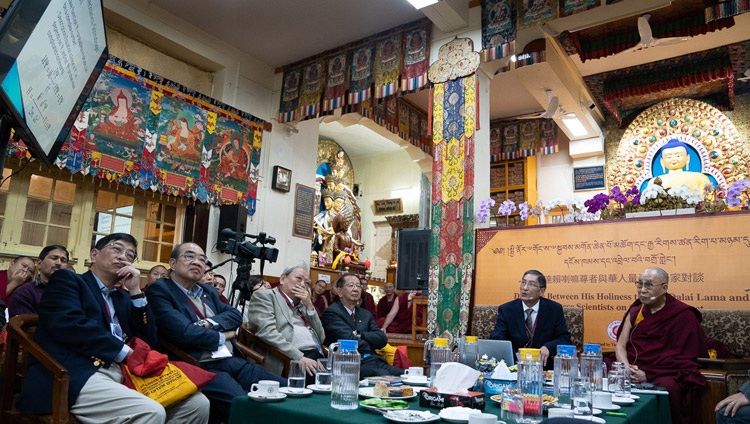 Prof. Albert M Chang spricht am Dialog über Quanteneffekte mit Seiner Heiligkeit dem Dalai Lama in Dharamsala, HP, Indien am 2. November 2018. Foto: Ehrw. Tenzin Jamphel