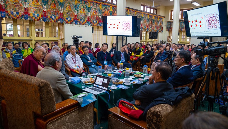 Prof. Chung-Yuan Mou spricht am Dialog über Quanteneffekte mit Seiner Heiligkeit dem Dalai Lama in Dharamsala, HP, Indien am 2. November 2018. Foto: Ehrw. Tenzin Jamphel
