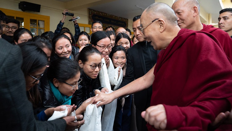 Seine Heiligkeit der Dalai Lama bei der Rückkehr in seine Residenz nach dem Dialog mit chinesischen Wissenschaftlern über Quanteneffekte in Dharamsala, HP, Indien am 2. November 2018. Foto: Ehrw. Tenzin Jamphel