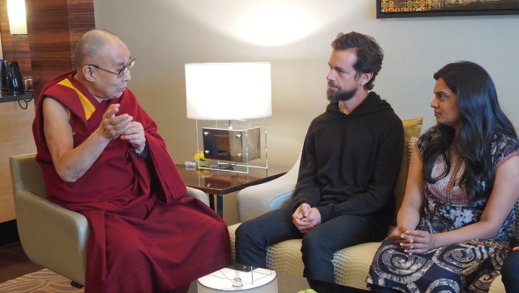 Seine Heiligkeit der Dalai Lama im Gespräch mit Jack Dorsey, Mitbegründer und CEO von Twitter in Neu Delhi, Indien am 10. November 2018. Foto: Jeremy Russell