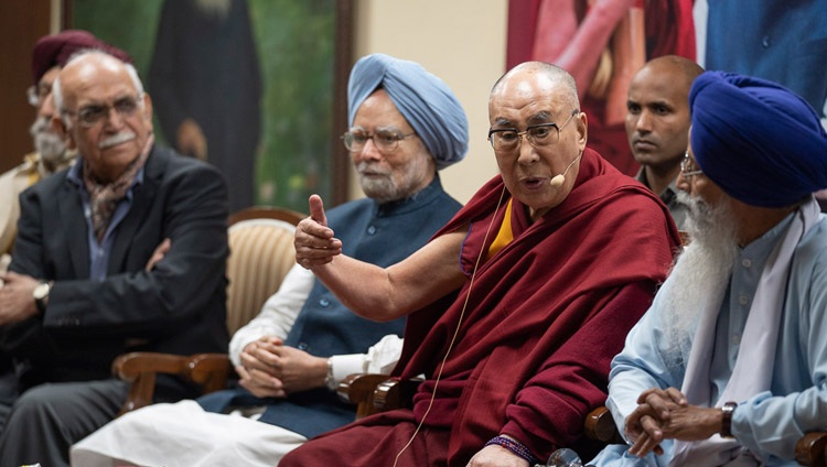 Seine Heiligkeit der Dalai Lama spricht anlässlich der 550. Geburtstagsfeier von Guru Nanak in Neu Delhi, Indien am 10. November 2018. Foto: Tenzin Choejor